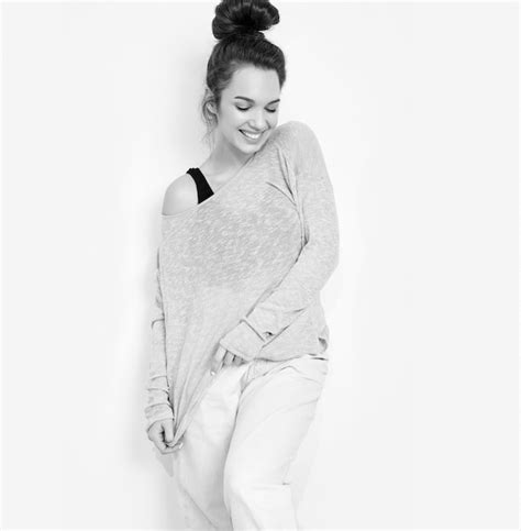 Retrato Do Modelo De Menina Jovem Morena Linda Maquiagem Nude Em Roupas De Ver O Hipster