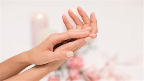 Naked nails Conheça a nova tendência entre as famosas e arrase no look