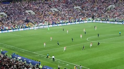 Акцию Pussy Riot Милиционер вступает в игру сочли некой фишкой финала ЧМ