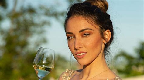 Delphine Wespiser Lex Miss France Saffiche En Bikini Et Sans