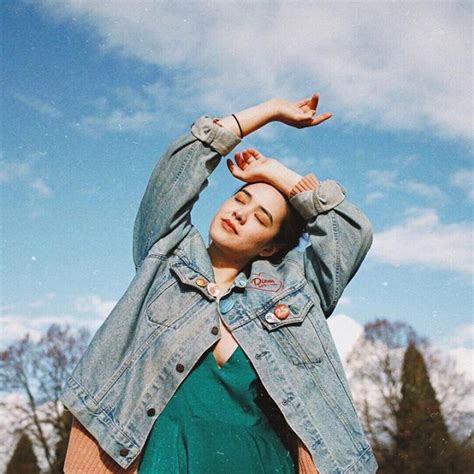 Con gái bom sex gốc Việt gây xôn xao vì những hành động thân mật quá mức với bố dượng thậm