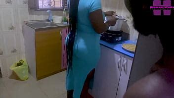 Le beau fils amateur de sexe jette un coup d œil avant d enfoncer sa