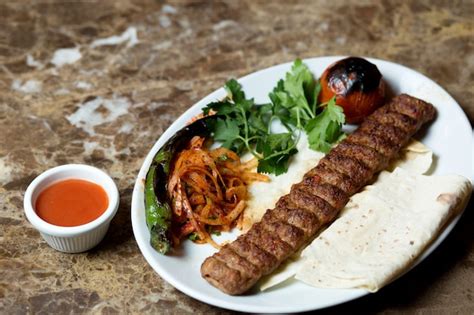 Kebab De Adana Servido Com Pão Sírio Pimenta E Tomate Grelhados E