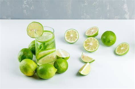 Limonada limões ervas em um copo em branco e gesso vista de alto