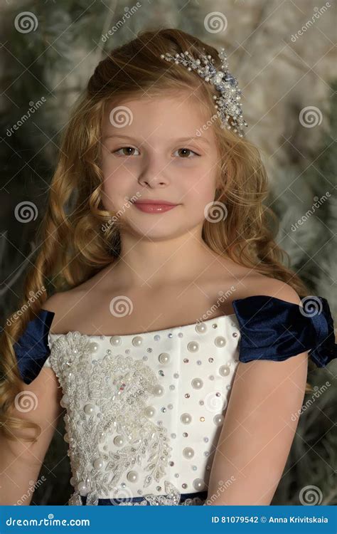 Blonde Joven De La Princesa Con Un Peinado Hermoso Foto De Archivo Imagen De Humano