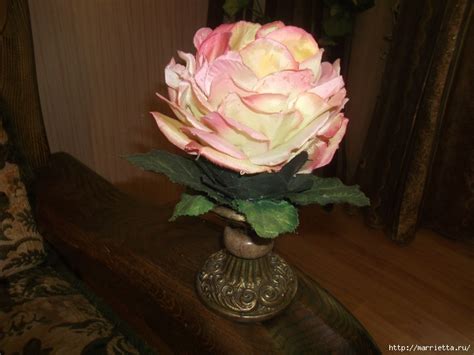 Подсвечник «Роза» из искусственных цветов