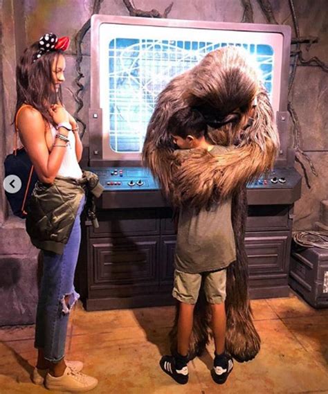 Mẹ đơn thân nghiện mặc bikini khoe dáng nóng bỏng nhìn ảnh đứng cạnh con trai còn sốc hơn