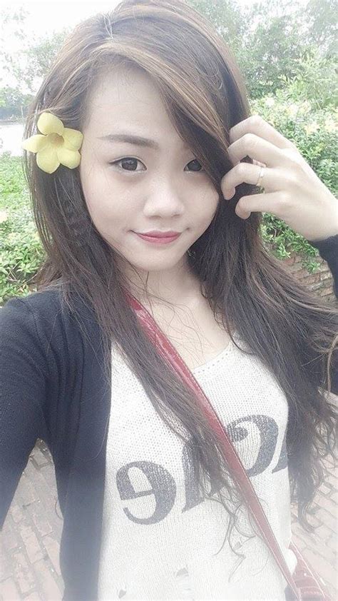 Chân dung hot girl vừa nấu ăn vừa chơi game