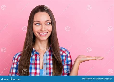 Foto De La Dulce Brunette Millennial Hold Look Promo Wear Camisa Roja Azul Aislada En Color Rosa
