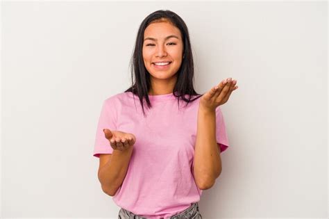 Joven Latina Aislada Sobre Fondo Blanco Hace Escala Con Los Brazos Se Siente Feliz Y Confiada