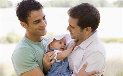 I genitori gay dedicano più tempo ai loro figli rispetto alle famiglie