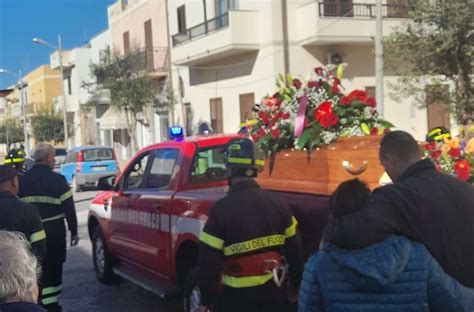 Ettore Raffi I Vigili Del Fuoco Di Lampedusa Gli Danno L Ultimo Saluto