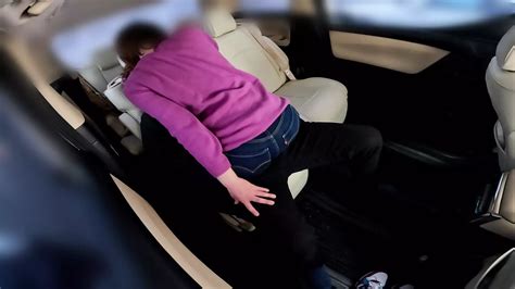 Une femme mariée hentai qui reçoit une éjaculation vaginale à côté de la voiture de son mari et