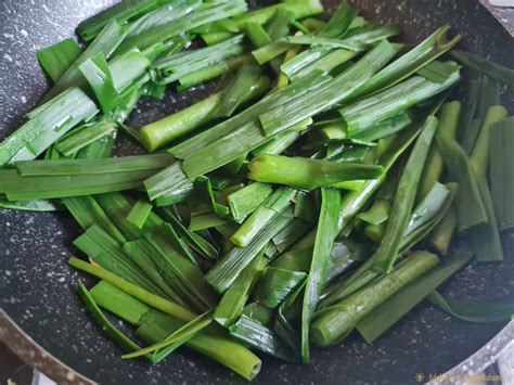 Как приготовить закуску с чесночными стрелками