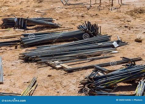 в ходе монтажа армированных бетонных зданий на стройплощадке ...