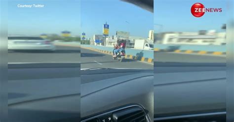 Four Papa Ki Pari Stunt On Scooty At High Speed Without Helmet Video Gone Viral Indian Heavy