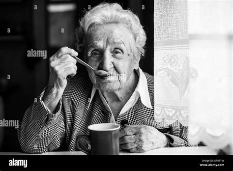 Ältere Frau Trinkt Kaffee Am Tisch Sitzen Schwarz Weiß Porträt