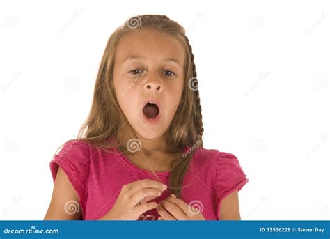 Χαριτωμένο νέο κορίτσι Brunette στο ρόδινο χασμουρητό πουκάμισων Στοκ