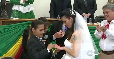 G1 Após polêmica e incêndio casal gay é aplaudido em união coletiva no RS notícias em Rio