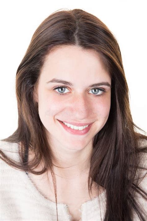 Nettes Hübsches Brunette Mädchenporträt Der Blauen Augen Im Lächeln Und in Der Glücklichen