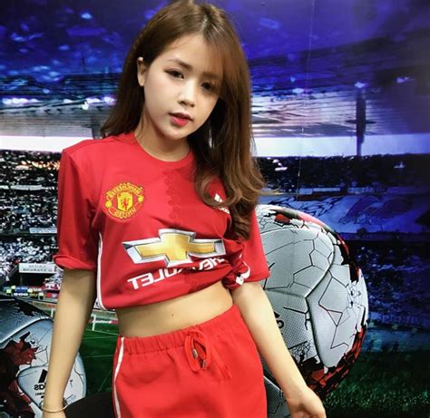 Hot girl fan MU hứa đăng ảnh nóng nếu Quỷ đỏ thắng Man City
