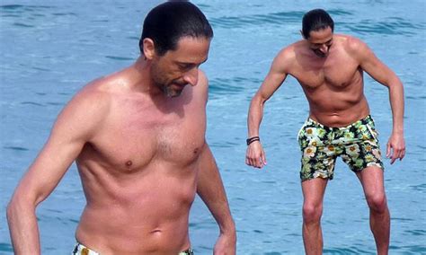 Adrien Brody Hilariously Turns A Blind Eye To Nude Paddle Boarder In