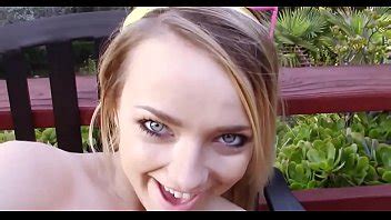 El coño desordenado y sin pelo se expone a la lente de la cámara XVIDEOS