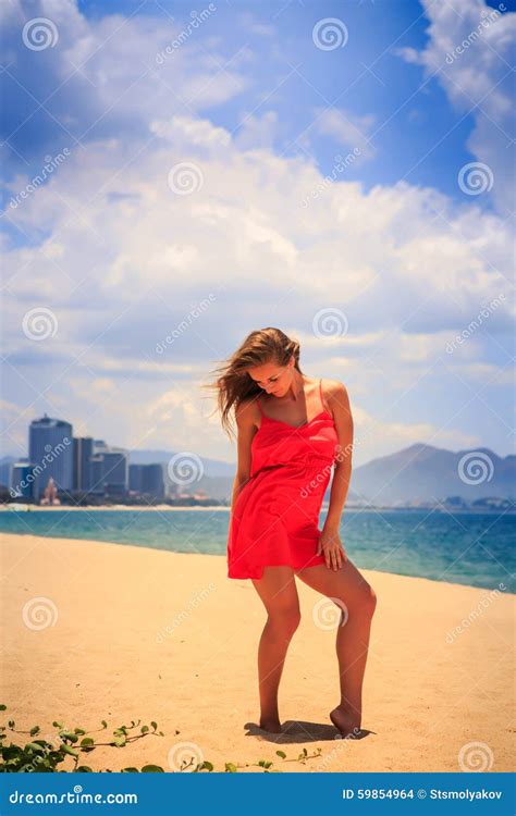 Het Blonde Meisje In Rode Tribunes Op Strand Maakt Geschud Door Windhaar Glad Stock Foto Image