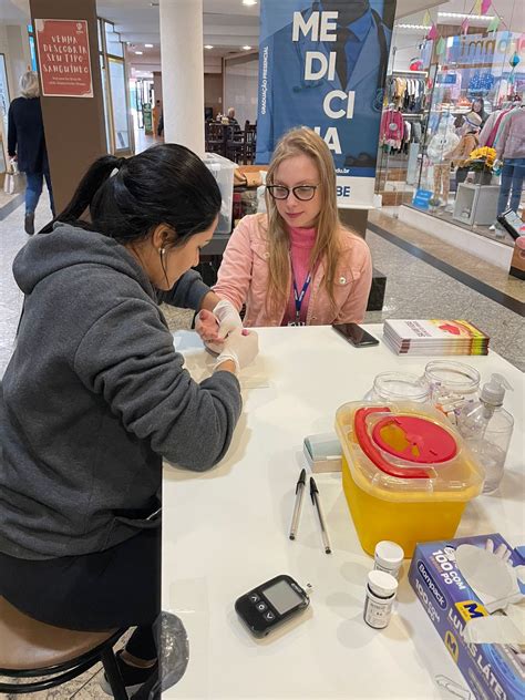 Acadêmicos de Medicina realizam testes de tipagem sanguínea em ação no Shopping Gracher - Centro