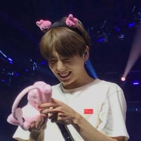 sungwon girlfriend adlı kullanıcının Babe Jungkook panosundaki Pin Şarkıcılar Komik bilgiler