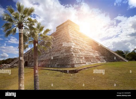 Pyramide du temple el castillo Banque de photographies et dimages à