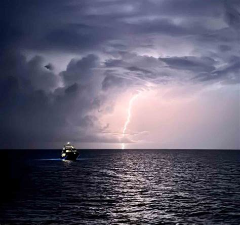 Kylie Jenner poserer i bikini under storm på åpne havet og fansen blir ville