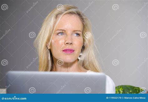 Sluit Omhoog Portret Van Mooie En Gelukkige Elegante Blonde Vrouwen Vroege Jaren Ontspannen