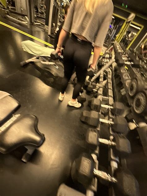 Petit Blonde Bench Pressing In Target Spandex Leggings Yoga Pants