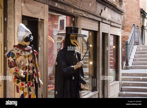 La maschera del medico della peste immagini e fotografie stock ad alta