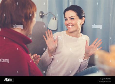 Portrait De Femme Mature Et Sa Fille Parler Avec Un Canap La Maison Photo Stock Alamy