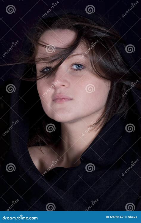 Geheimzinnig Portret Van Vrij Jonge Brunette Stock Foto Image Of Jong Volwassen