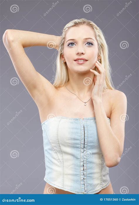 Mooi Blonde Meisje Stock Foto Image Of Glimlach Stijl 17051360