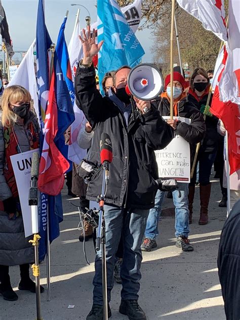 Healthcare workers react to the salary of a nurse in Alberta debate 28