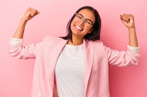 Mujer Latina Joven Aislada Sobre Fondo Rosa Animando Despreocupada Y
