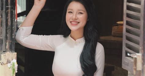 Cô giáo hot girl rạng rỡ trong tà áo dài mừng Đại lễ 30 4