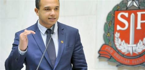 O Deputado Gay E Bolsonarista Tapas Numa Trans E Fundamentos Da Civilidade Uol Not Cias