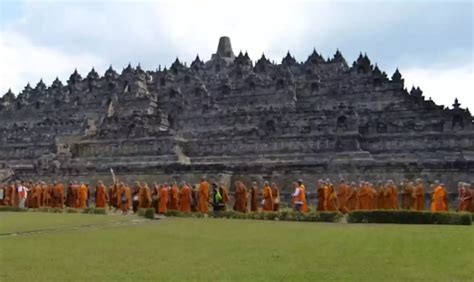 Penuh Hikmat Ribuan Umat Buddha Peringati Waisak Di Candi Borobudur