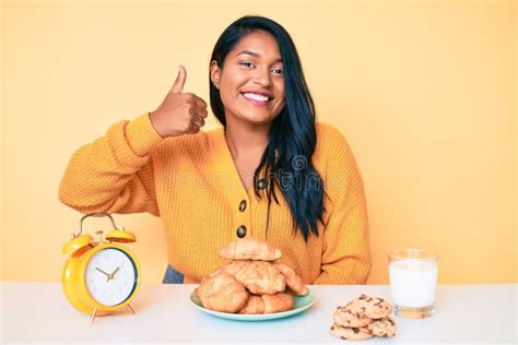 Bella Joven Latina Con El Pelo Largo Sentada En La Mesa Desayunando Sonriente Feliz Y Positivo