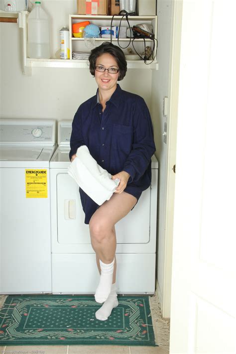 Nerdy MILF Amateur Carlita Johnson Strips And Poses Naked In The Laundry Room CoedCherry