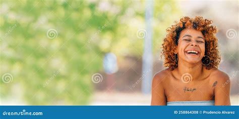 Garota Latina Americana Sorrindo Alto Fora De Casa Copyspace Foto de Stock Imagem de fêmea
