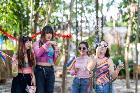 Gay asiático lgbtqia apoiadores da comunidade lgbtq se divertindo na parada do orgulho lgbt