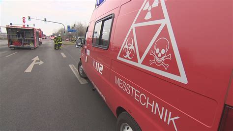 Sperrung der A57-Auffahrt in Rheinberg: LKW verliert Gefahrgut