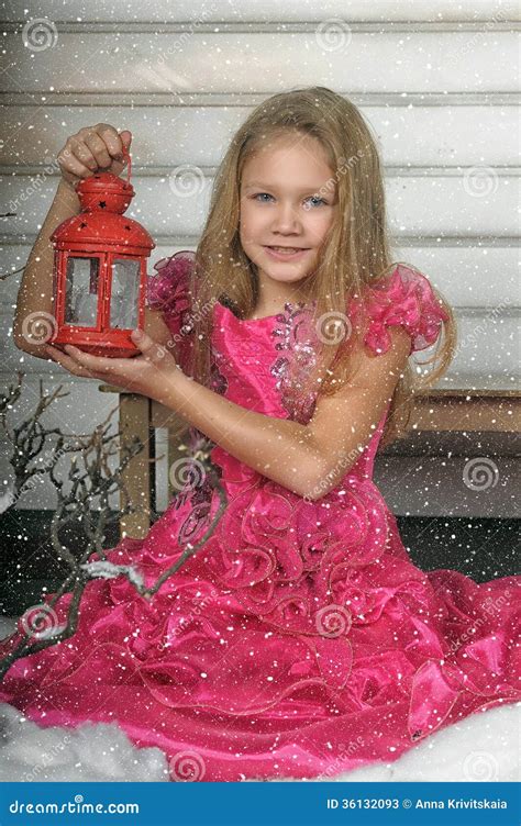 Petite Fille Blonde Dans Une Robe Rose Image Stock Image Du Enfant Beau