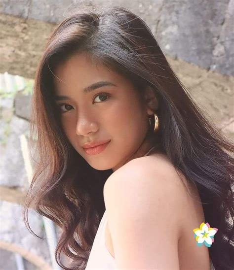 Pin by yula on 𝐁𝐈𝐍𝐈 ༯ Pretty brunette Pretty people Pretty selfies